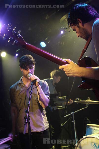 FOALS - 2008-02-21 - PARIS - La Maroquinerie - Yannis Philippakis - Jimmy Smith - Walter Gervers